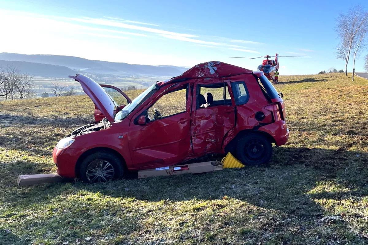 Oberhallau SH - Zwei erheblich Verletzte nach Kollision mit Baum