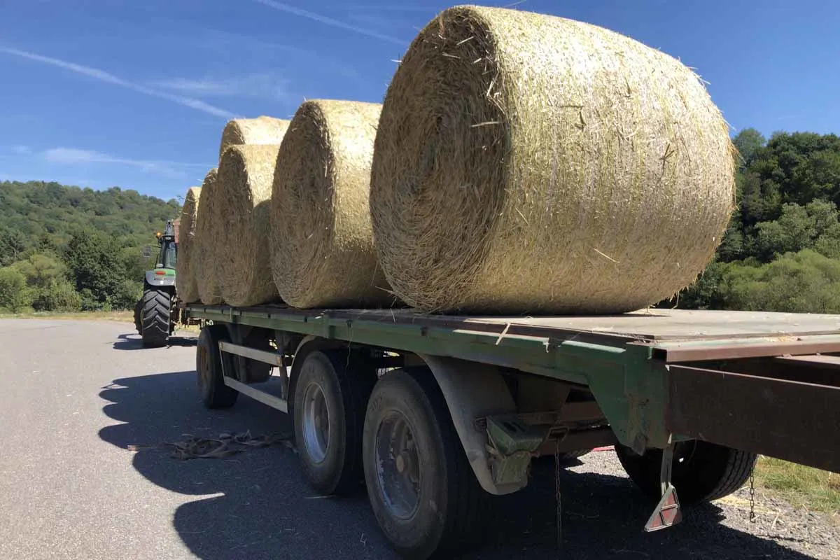 Kellenbach - Heuballen während der Fahrt verloren!