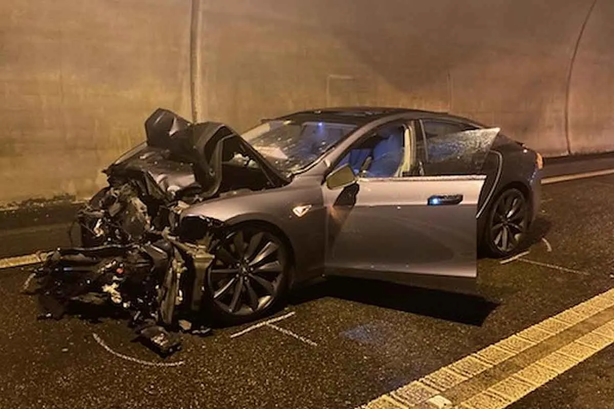 Nenzlingen BL - Heftiger Frontalcrash im Tunnel