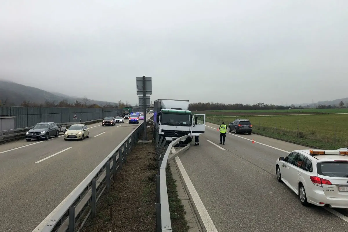A1/Oensingen SO - Lastwagen durchbricht Leiteinrichtung