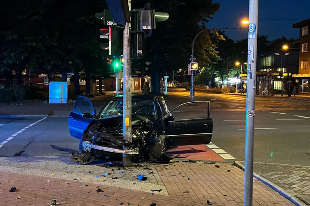 Duisburg NW – Polizei ermittelt nach Flucht und Unfall bei Autorennen
