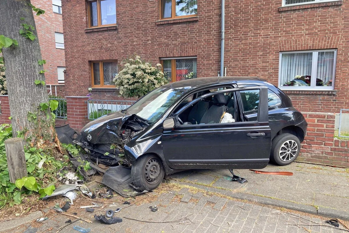 Hürth - Auto nach Unfall eingeklemmt 
