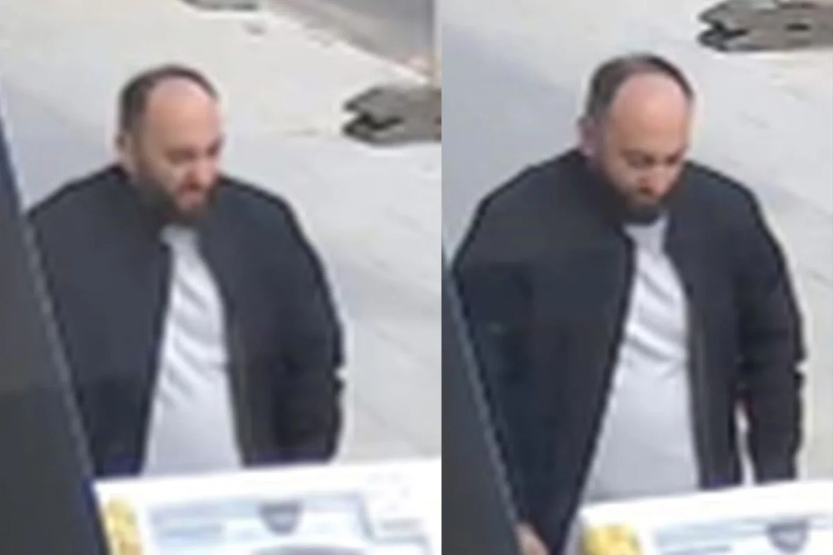 Zwei Bilder zeigen einen Mann in einer schwarzen Jacke auf einem Gehweg. Er hat eine Glatze und einen Bart.