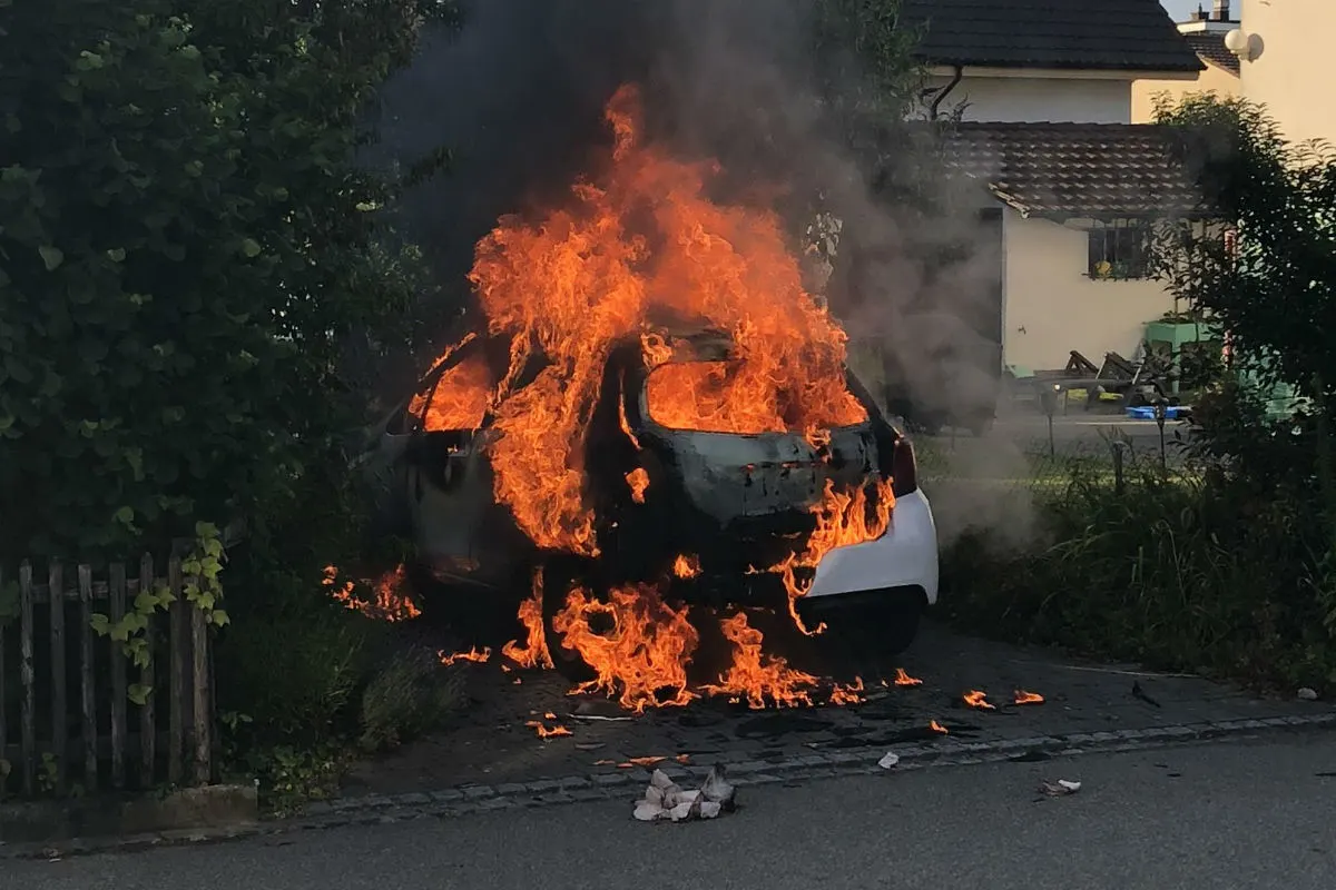 Liestal BL - Personenwagen bei Brand vollends zerstört – eine Person verletzt