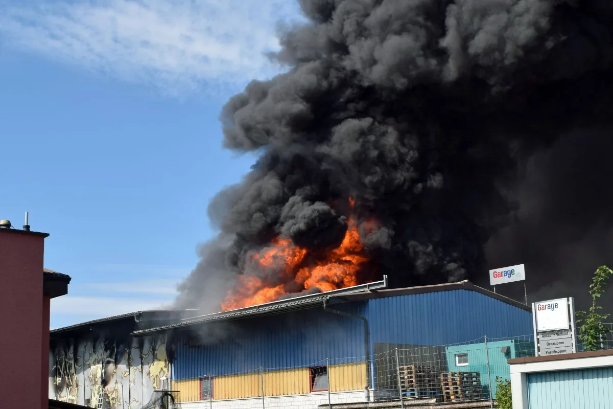 Sempach-Station LU - Feuer bricht in Gewerbegebäude aus