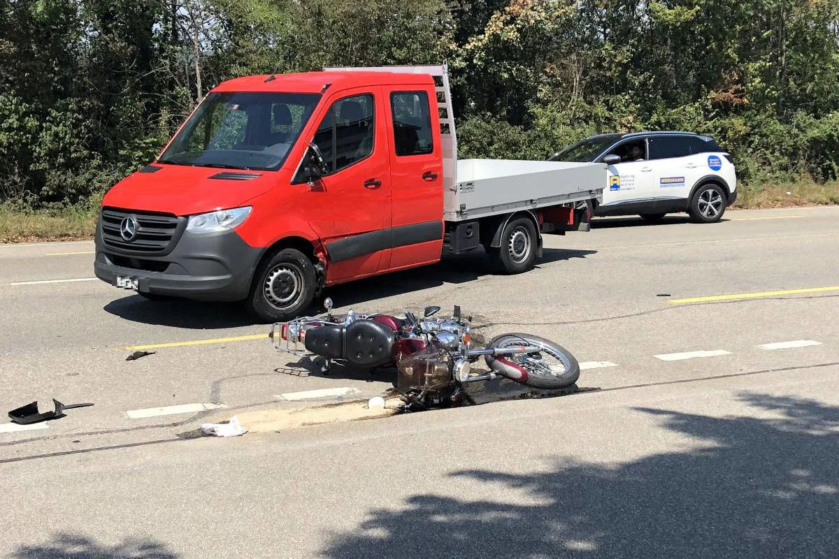 Pratteln BL - Verletzte Motorradlenkerin nach Kollision zwischen Lieferwagen und Motorrad – Zeugenaufruf!