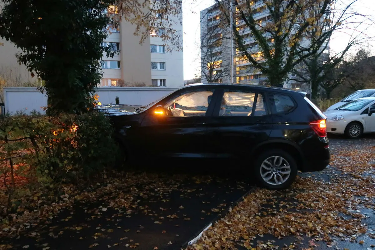 Birsfelden BL - Gas- mit Bremspedal verwechselt – mit Baum kollidiert