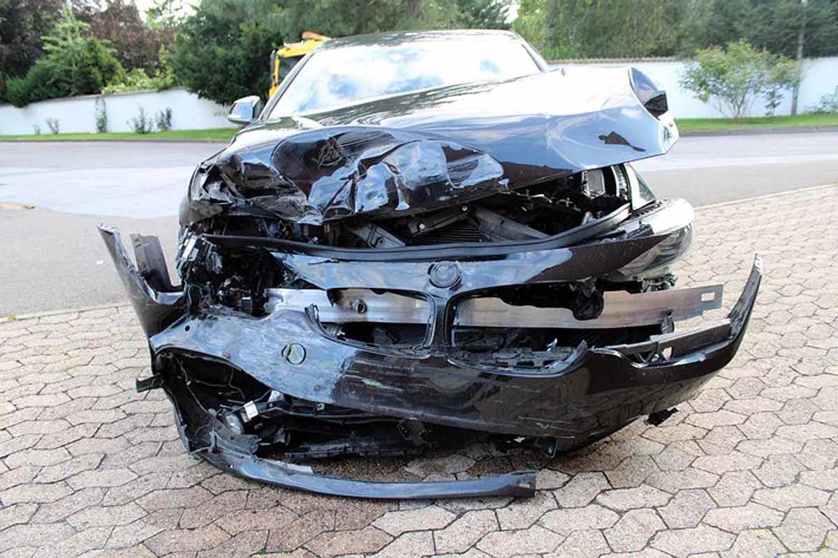 Bad Oeynhausen - BMW-Fahrer baut auf der Flucht vor der Polizei Unfall