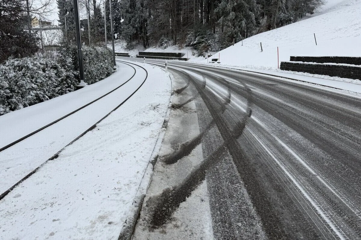St. Gallen – Auto landet bei Unfall auf Gleisen