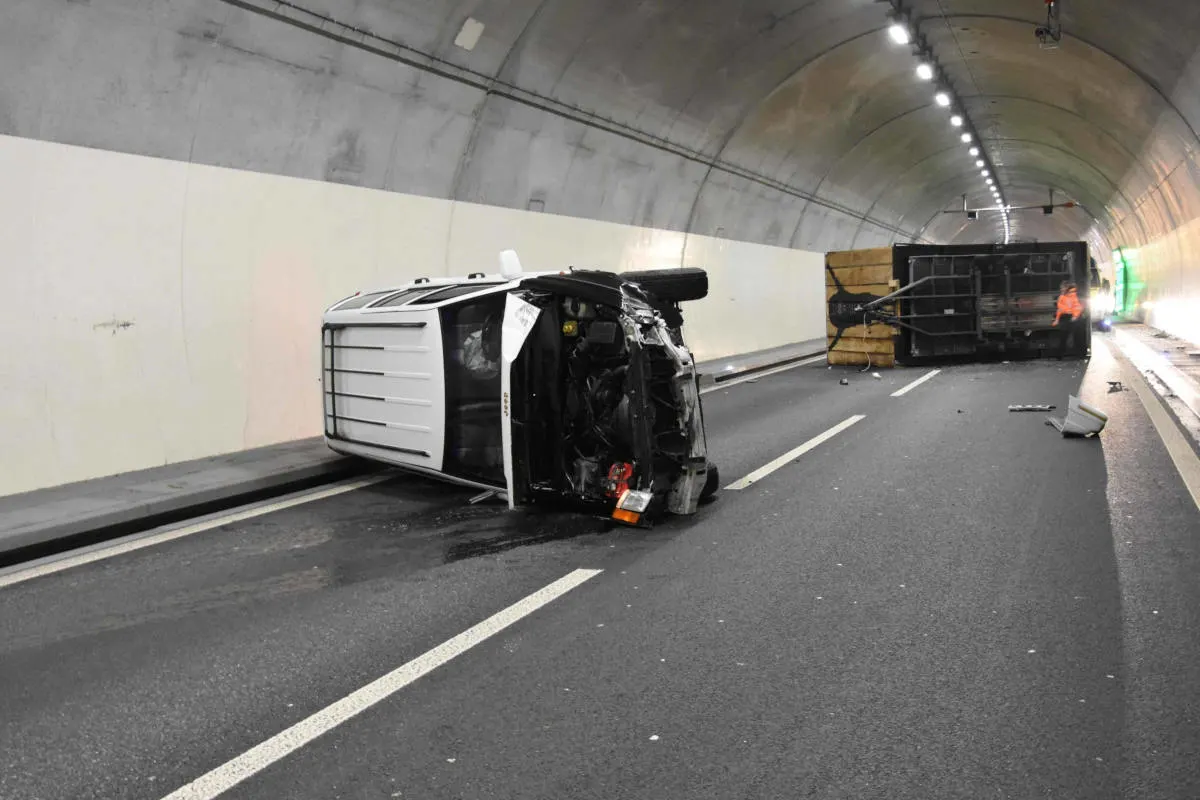 Eschenbach SG - Auto mit Fasnachtsanhänger im Tunnel umgekippt