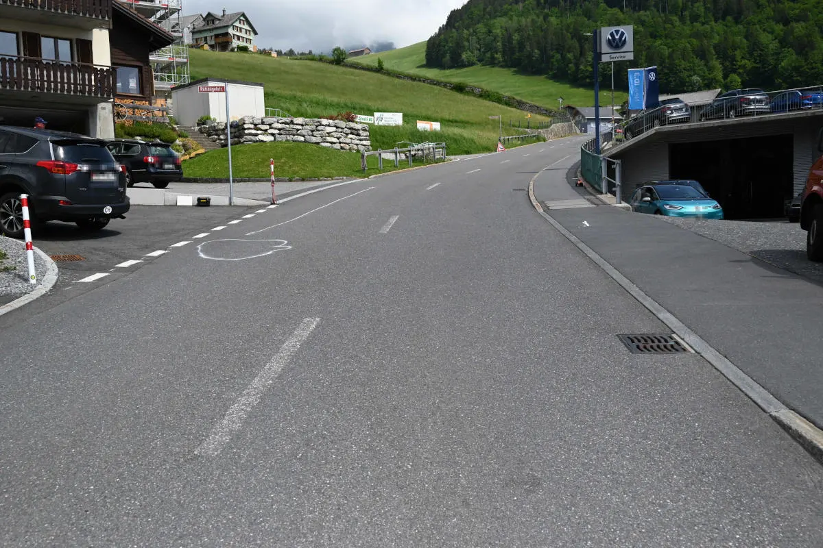 Amden SG – 20-jähriger Velofahrer bei Unfall mit Auto verletzt