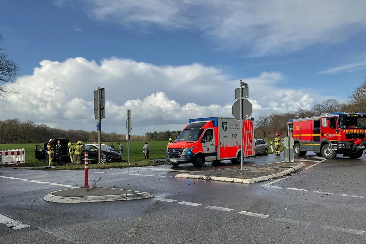 Alpen – Zwei Verletzte bei Unfall mit E-Autos