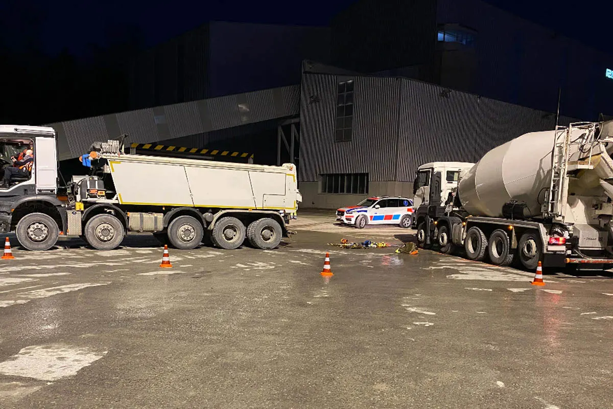 Tragischer Arbeitsunfall in Cham ZG - Mann zwischen zwei Lastwagen eingeklemmt! 