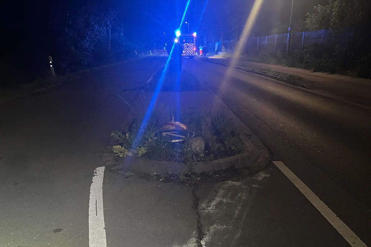 Bielefeld NW – Autofahrer (78) schwer verletzt nach Kollision mit Verkehrsinsel