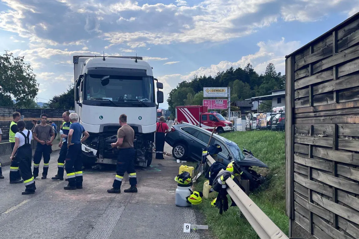 Ein weißer Lkw steht frontal beschädigt auf einer Straße. Daneben liegt ein Pkw im Graben. Mehrere Einsatzkräfte sind anwesend.