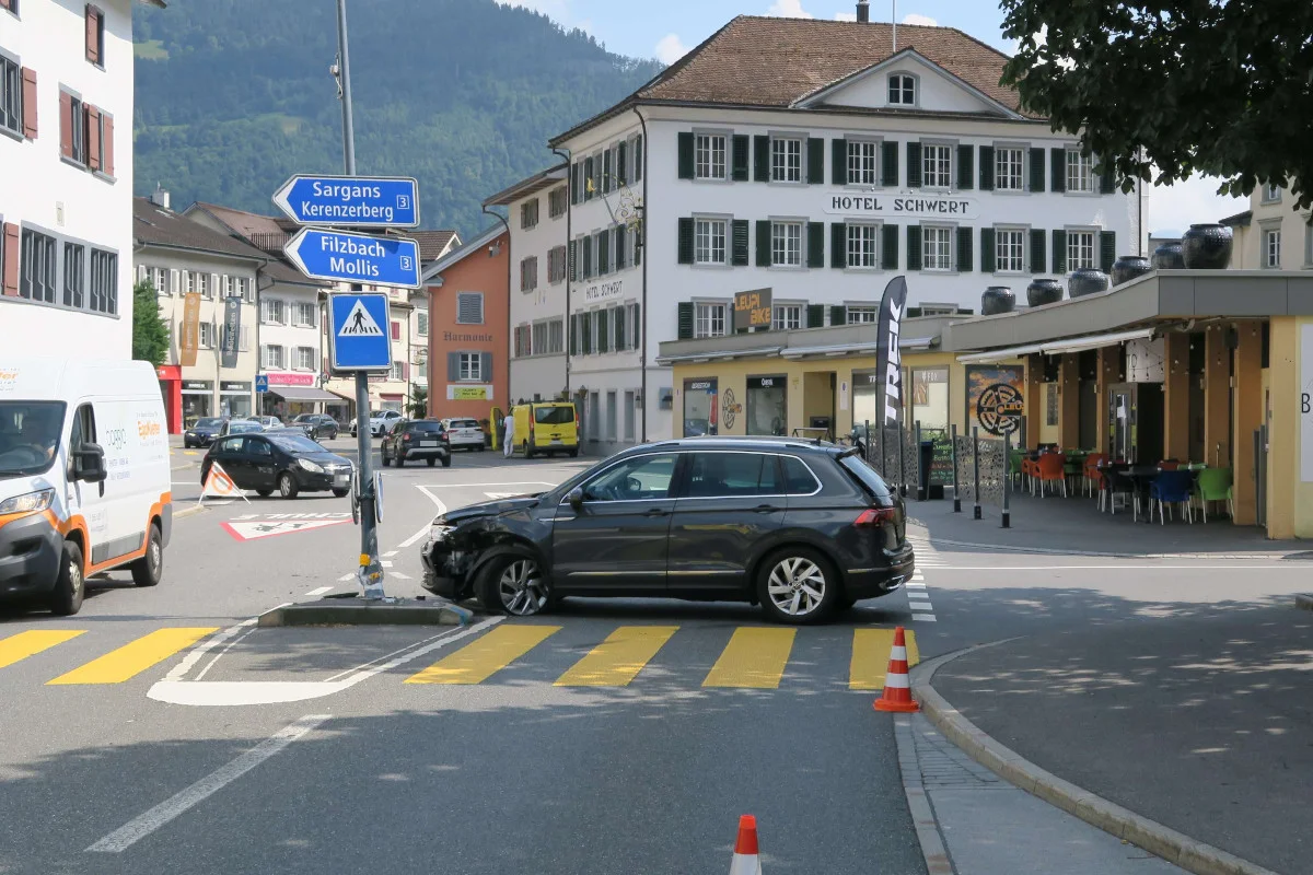 Unfall in Näfels GL – Auto prallt in Mittelinsel
