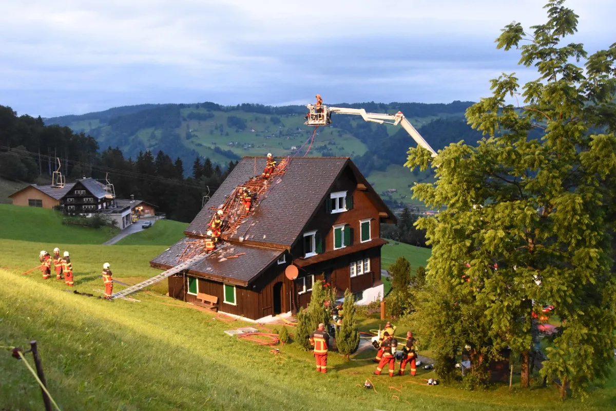  Nesslau SG - Blitzeinschlag löst Brand in Ferienhaus aus!