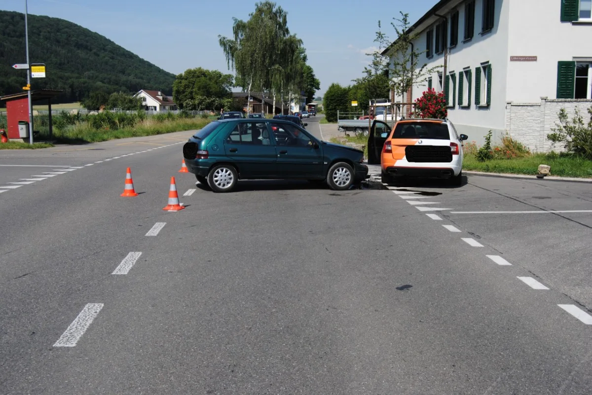 Beringen SH - Seitlich frontale Kollision zwischen zwei Autos