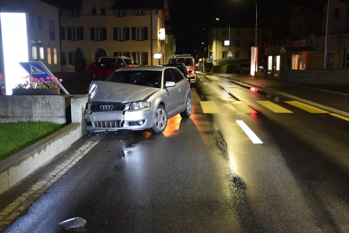Savognin GR – Alkoholisiert mit Audi in Betonmauer gefahren