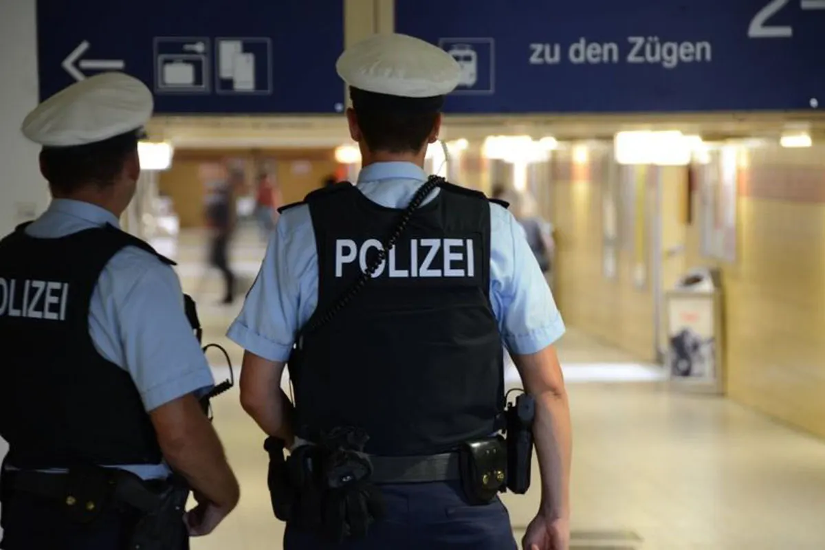 München - Spärlich Bekleidete entblößt Brust im Ostbahnhof vor Reisenden