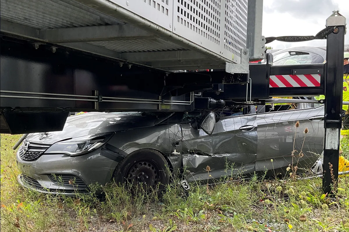 Gladbeck NW – Fahrerin nach Kollision mit Funkmast schwer verletzt