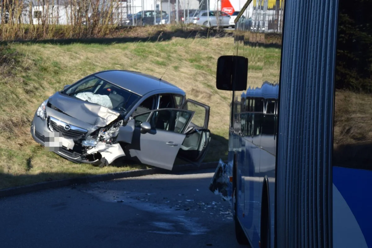 Egerkingen SO - Auto prallt in Linienbus 