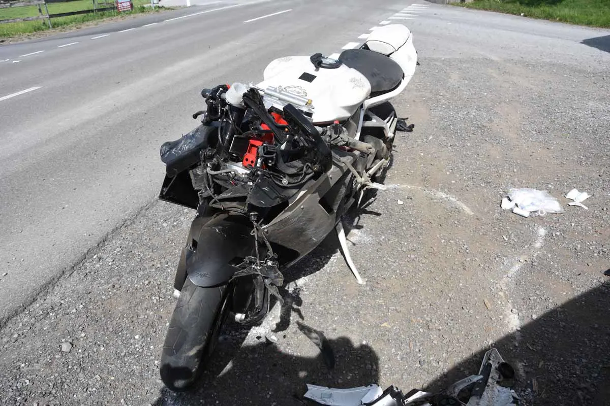 Kriessern SG - Motorrad kracht gegen Traktor – Zwei Personen verletzt