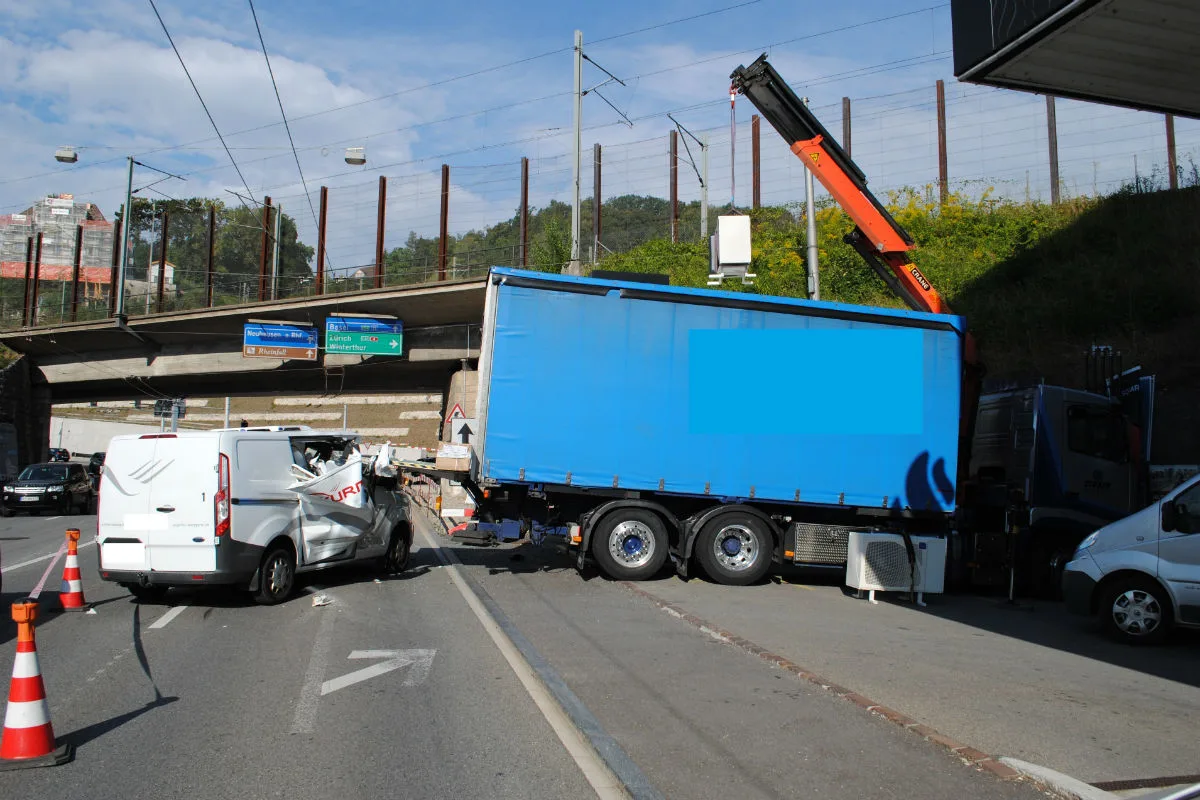Neuhausen am Rheinfall SH - Lieferwagen kollidiert frontal in Laderampe