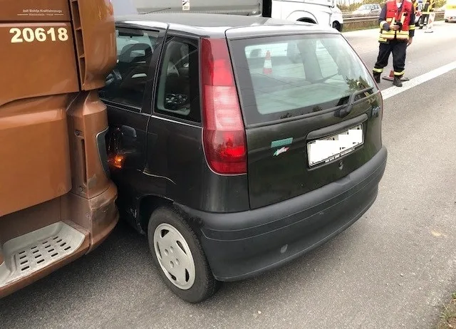 A65 Neustadt / Weinstraße – LKW schleift PKW mit