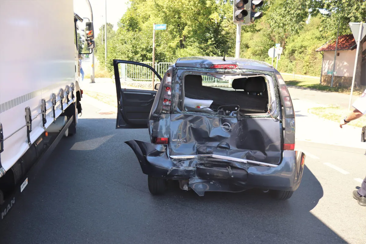 Warburg – LKW fährt auf wartenden Opel auf