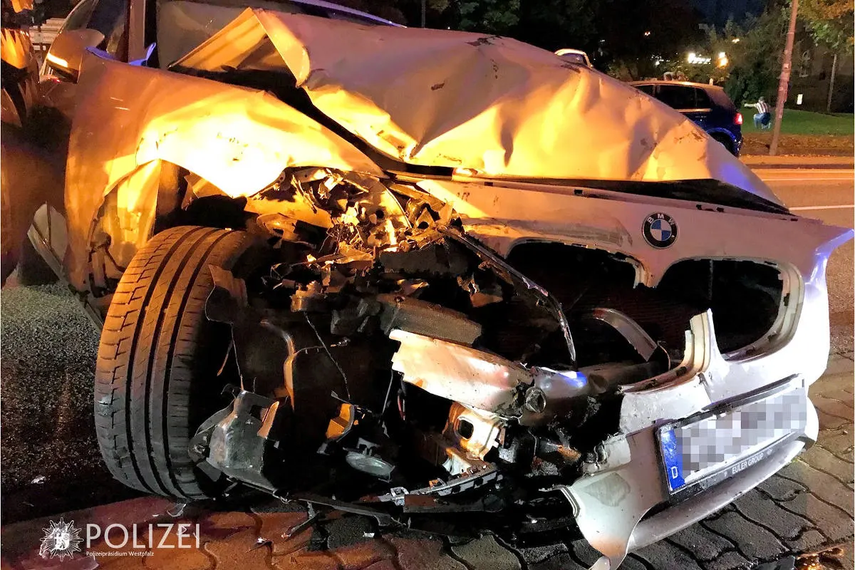 Kaiserslautern – Lkw schiebt Pkw nach Kollision rückwärts