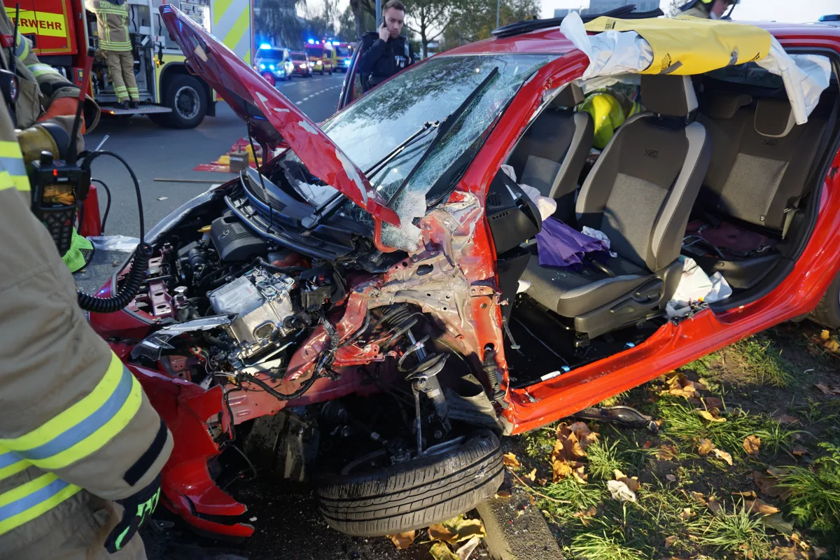 Ratingen – Verkehrsunfall PKW gegen Bus