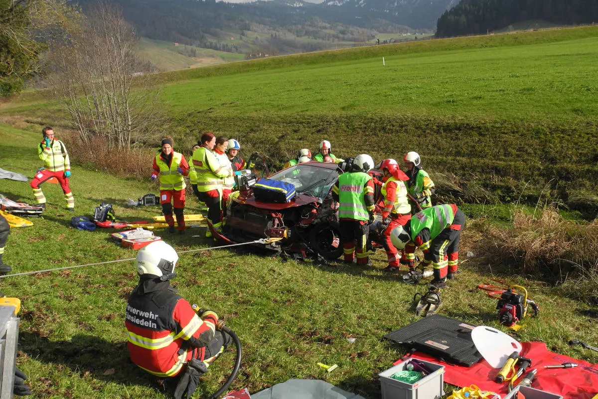 Unfall Unteriberg SZ - Drei Verletzte nach Kollision von zwei Personenwagen