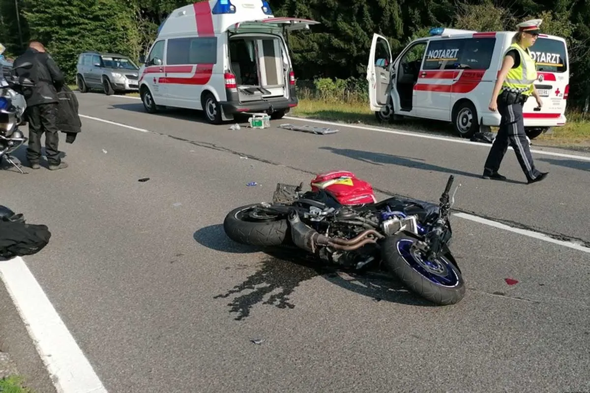 Totalsperre in Mitterdorf an der Raab - Autofahrerin kracht frontal in Motorrad