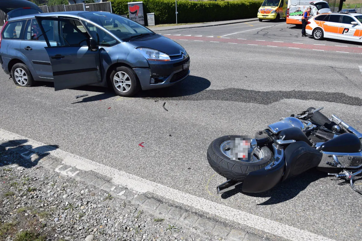 Biberist SO – Kollision zwischen Motorrad und zwei Autos