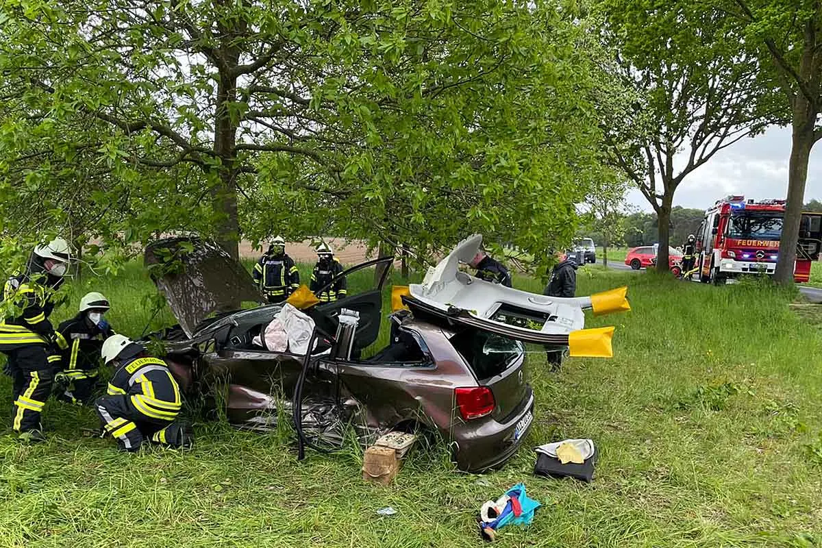 Bedburg-Hau - Zwei Verletzte nach schwerem Unfall 
