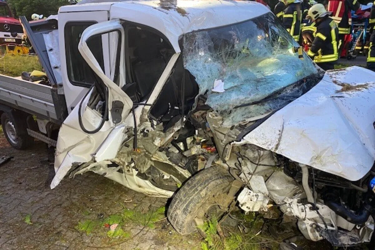  Minden RP - Feuerwehr befreit Mann nach Unfall aus dem Fahrzeug