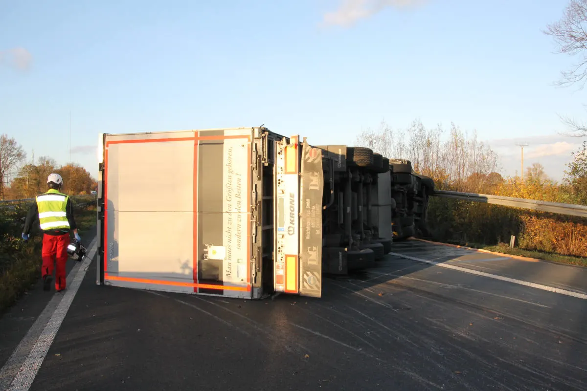 Unfall auf der A1 bei Werne - LKW quer auf Fahrbahn, 1 Person klemmt