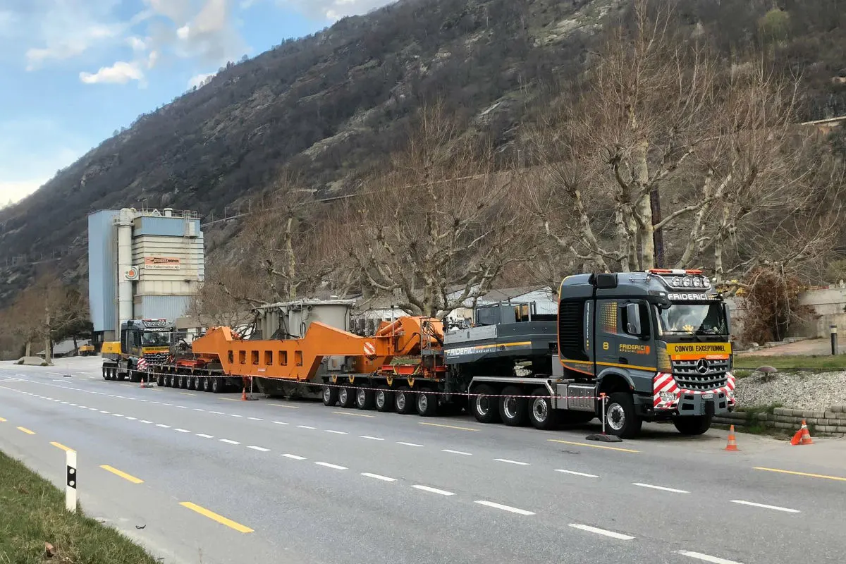Brig/Fiesch VS - Schwertransport führt zu Verkehrsbehinderungen 