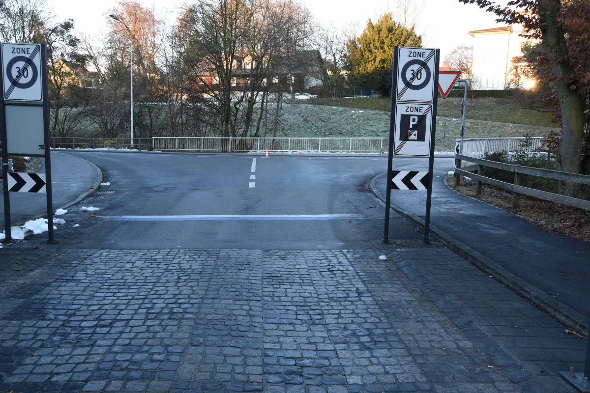 Unfall in Gossau SG – Lieferwagen mit Velo kollidiert