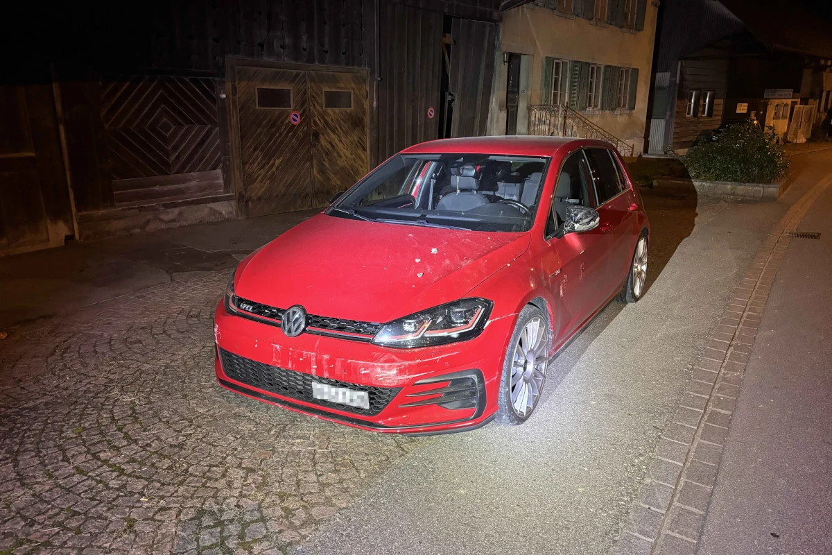 Ammerswil AG – VW kracht bei Unfall in Scheunentor