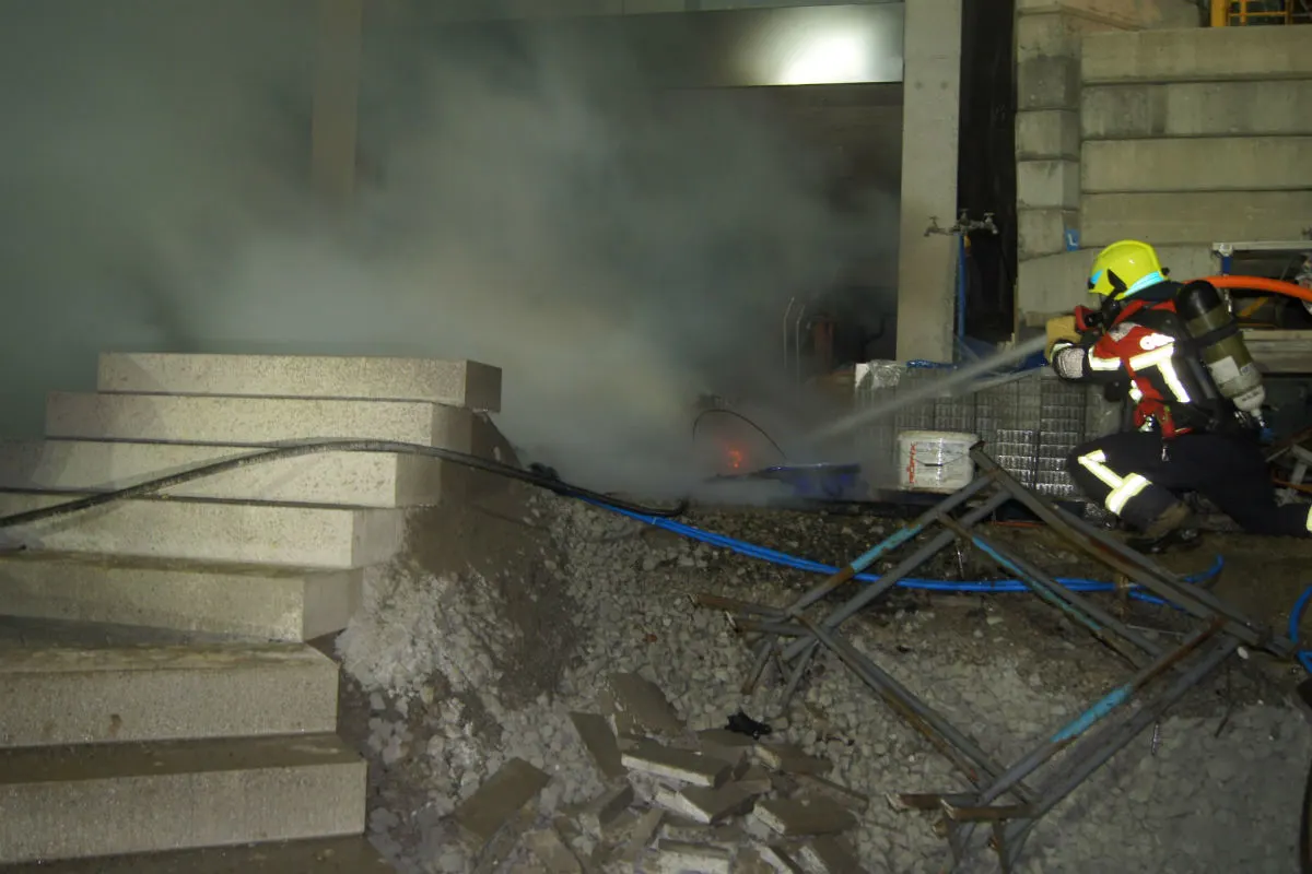 Oberägeri ZG - Flammen in einem Entsorgungsbehälter