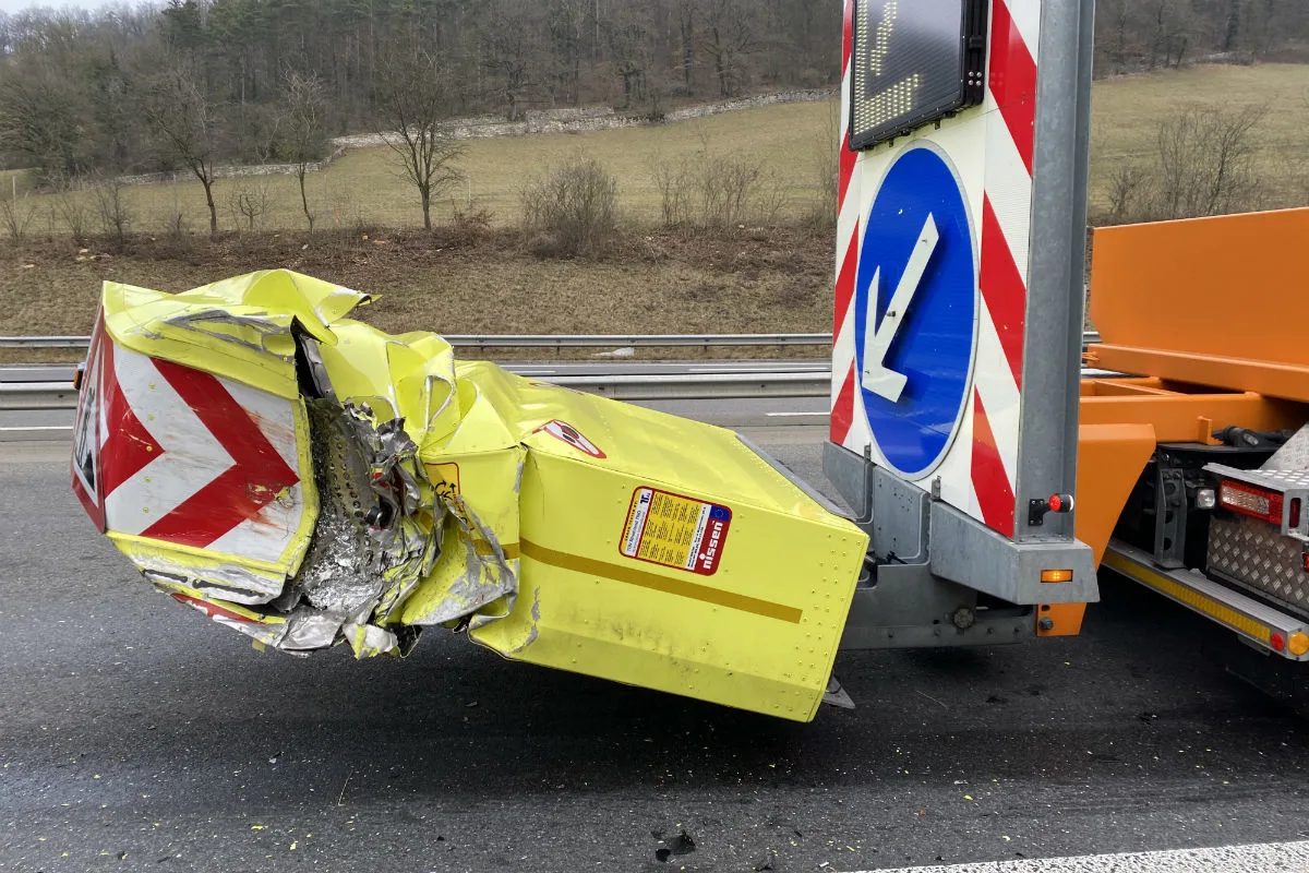 A3/Lupfig AG - Autofahrer kollidiert mit Baustellenfahrzeug