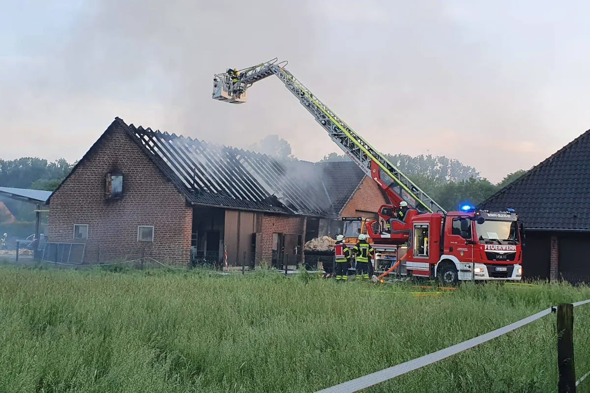 Bedburg-Hau – Scheunenbrand auf Firmengelände
