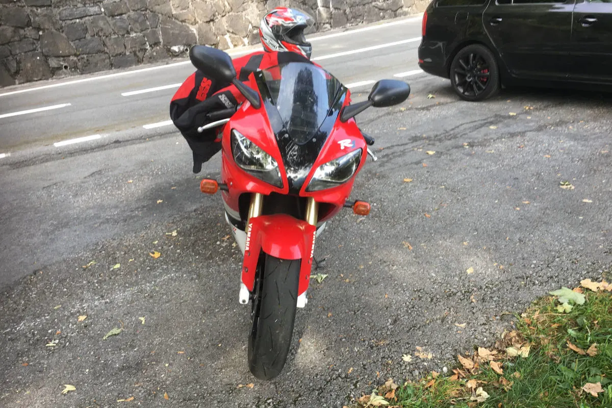 Unfall in Linthal GL – Kollision zwischen Motorrad und Auto