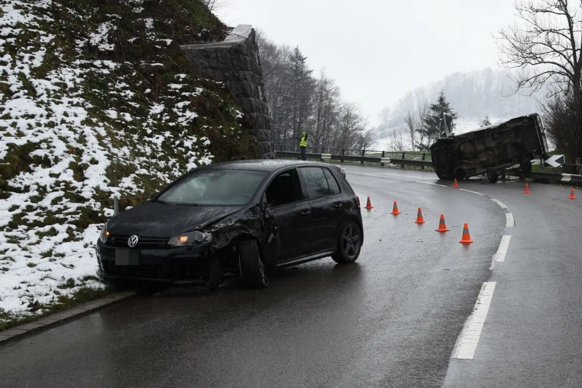 Nesslau SG - Auto kollidiert mit Lieferwagen