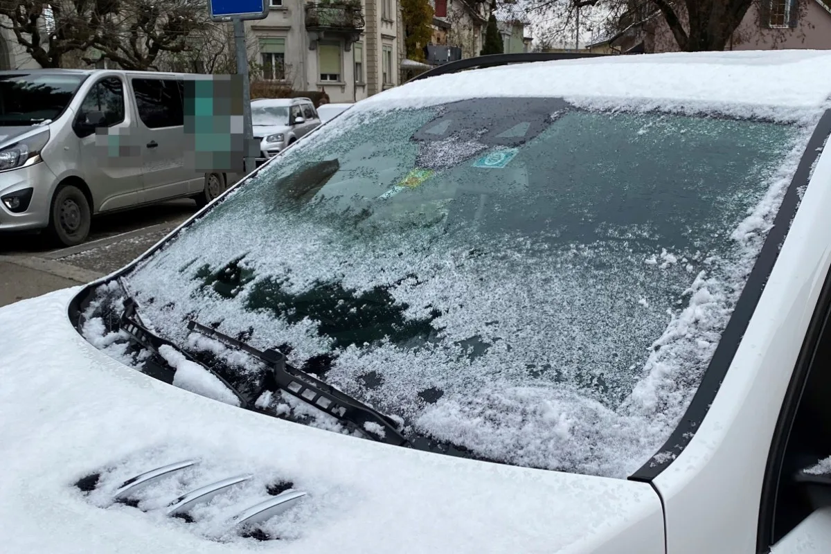 Romanshorn TG - Mit vereister Frontscheibe unterwegs - Kinder im Auto