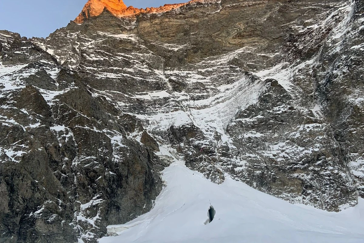 Zermatt VS  - Drama am Matterhorn - Alpinist stürzt über 1'000 Meter in die Tiefe!