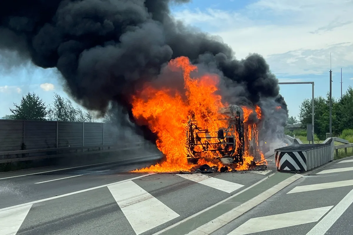 Ebikon LU - Linienbus gerät auf der A2 in Brand – niemand verletzt - Autobahn stundenlang gesperrt!
