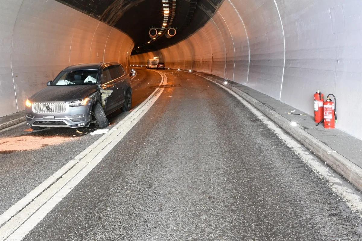 Heftige Streifkollision in Andeer GR - Drei Personen verletzten sich beim Unfall im Tunnel